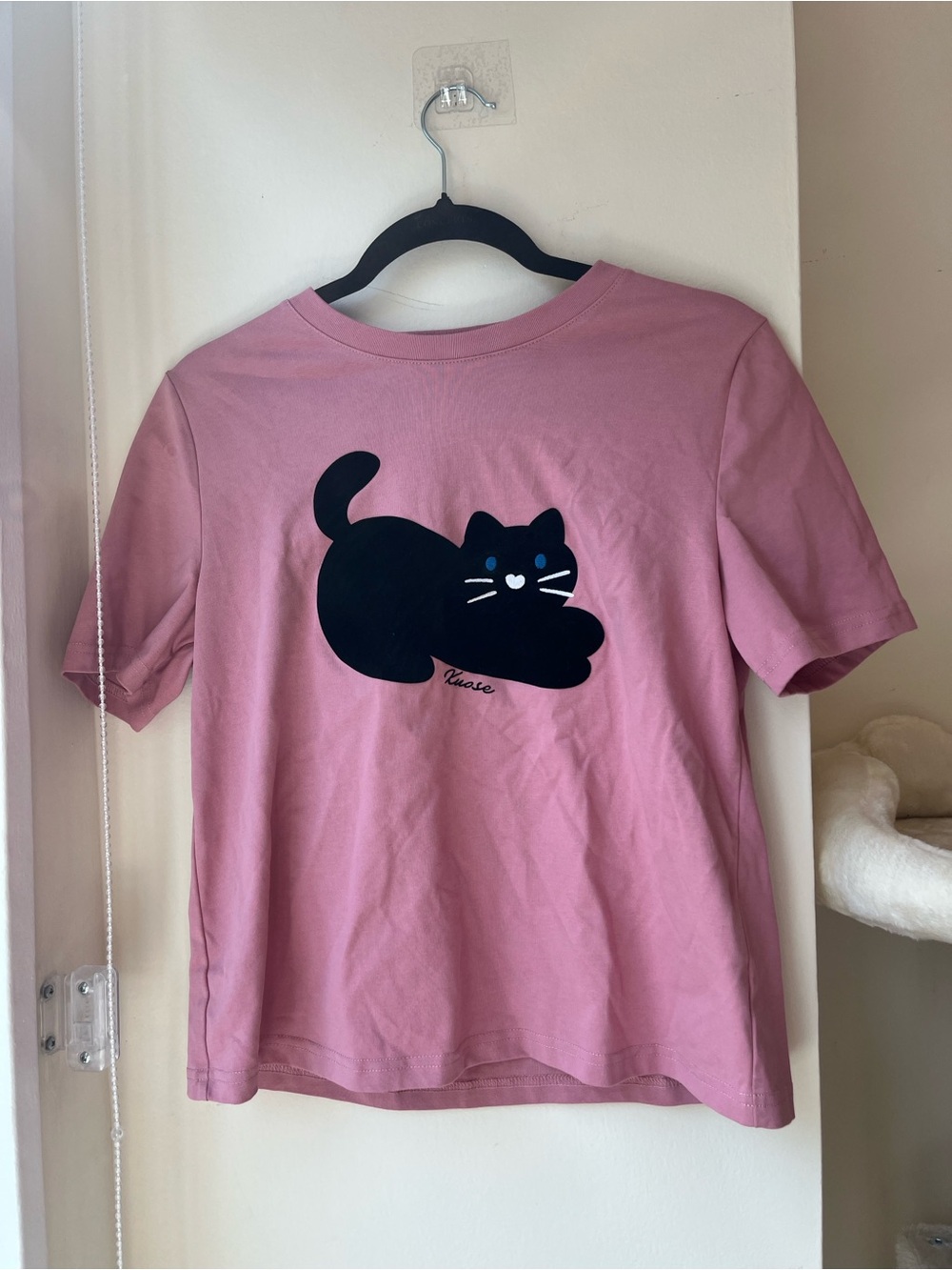 Kuose Casual Pink Short-Sleeve Tee with Playful Black Cat Graphic